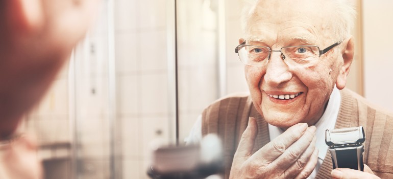 Aktivierende Pflege bei einem älteren Herrn