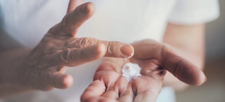 Trockene und juckende Haut im Alter