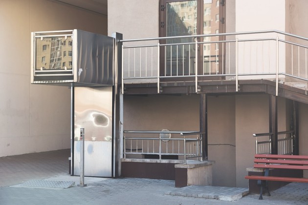 Hublift im Außenbereich eines Hauses