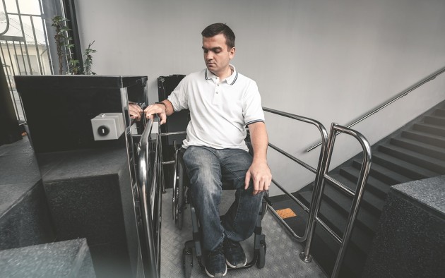 Rollstuhlfahrer nutzt Hublift
