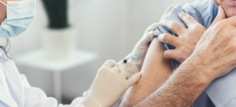 Impfen im Alter - alle Impfungen ab 60 & für Angehörige