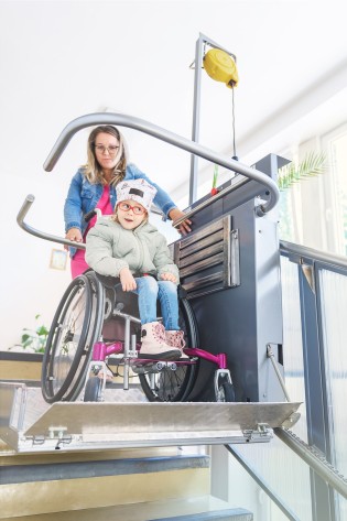 Kind in Begleitung auf Plattformlift