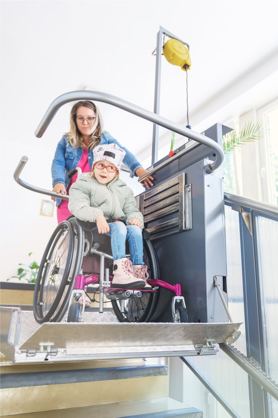 Kind in Begleitung auf Plattformlift