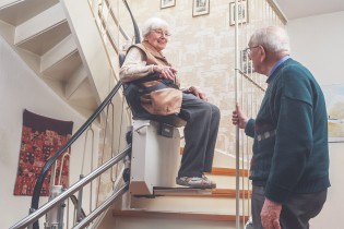 Ein älteres Paar an einem Kurvenlift