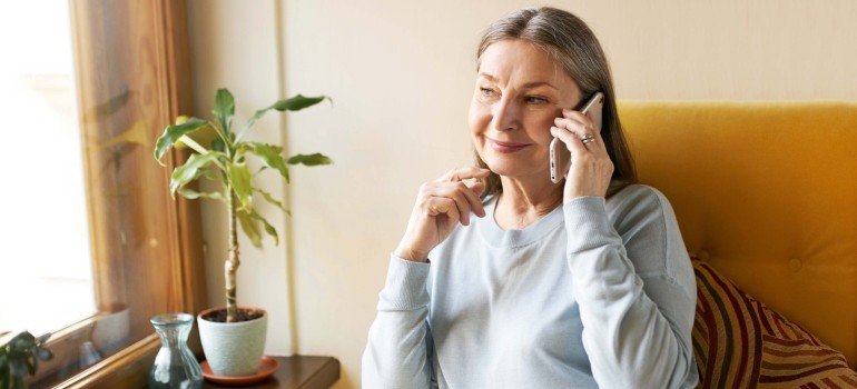 Angehörige mit Telefon in der Hand