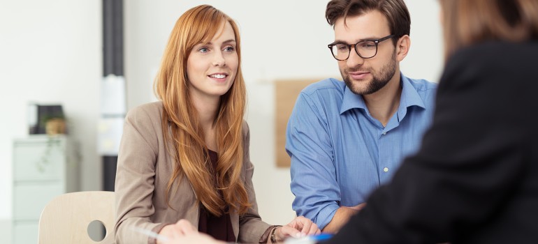 Ein junges Paar lässt sich zum Thema Elternunterhalt beraten