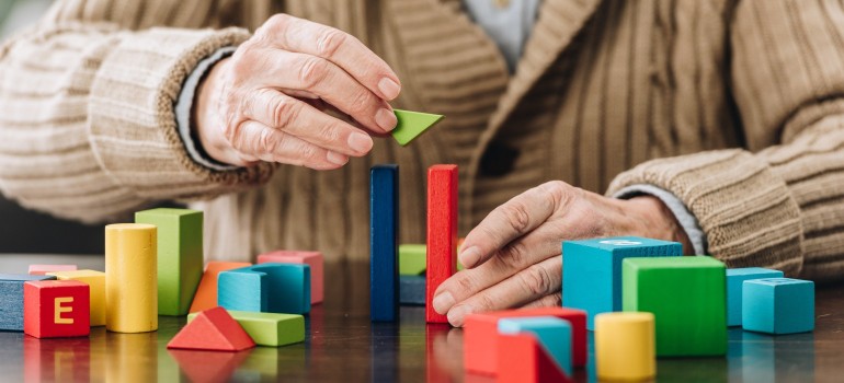 Hände stapeln Holzklötze