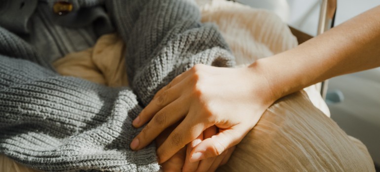 Eine Hand hält die andere