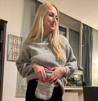 Julia zeigt ihr Ileostoma