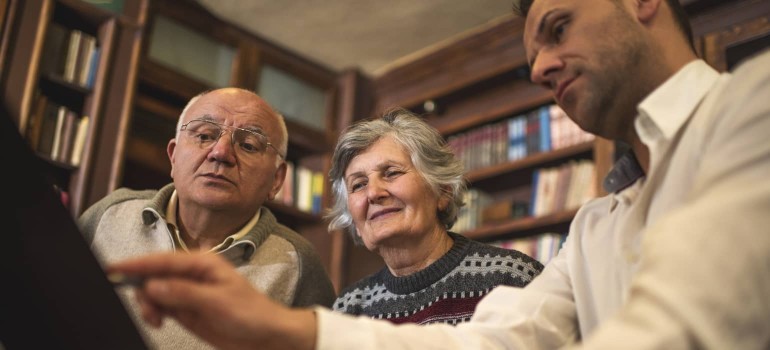 Ein älteres Paar hat Besuch von einem Gutachter vom Medizinischen Dienst