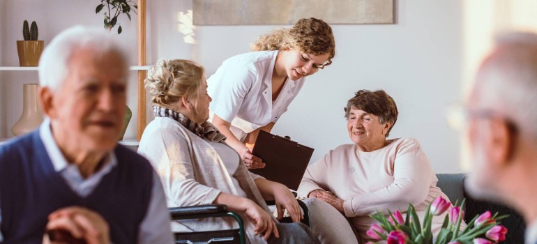 Mehrere Personen verbringen Zeit miteinander in einer Tagespflege