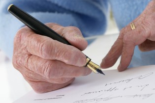 Jemand unterzeichnet ein Dokument