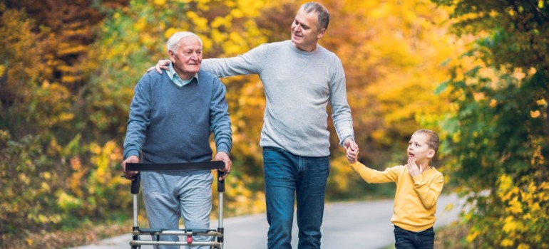 Großvater, Sohn und Enkel gehen spazieren