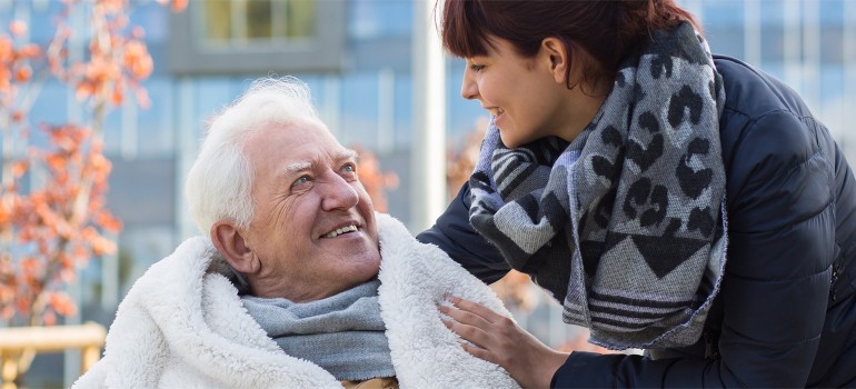 Verhinderungspflege: Eine junge Frau betreut einen älteren Mann