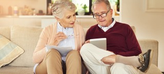 Ehepaar prüft den Heimvertrag fürs Pflegeheim