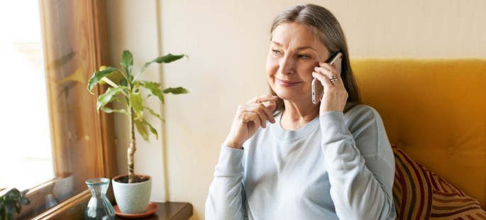 Angehörige mit Telefon in der Hand