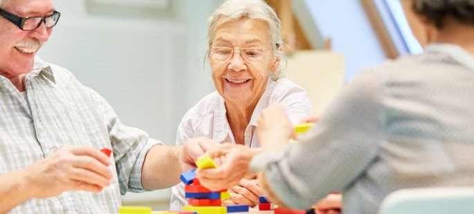 Drei Senioren bei der Demenz Therapie