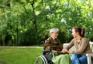 Alte und junge Frau auf einer Bank