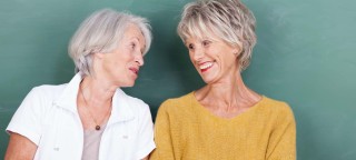 Zwei ältere Damen schauen sich an - Tipps zur Kommunikation bei Demenz