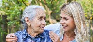 Angehörige hat ältere Frau im Arm