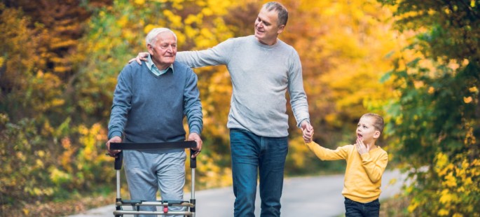 Großvater, Sohn und Enkel gehen spazieren