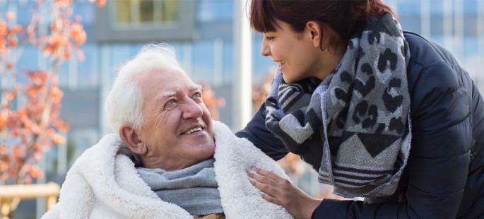 Verhinderungspflege: Eine junge Frau betreut einen älteren Mann