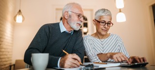 Ein Ehepaar sitzt zusammen über dem Pflegegrad-Widerspruch.
