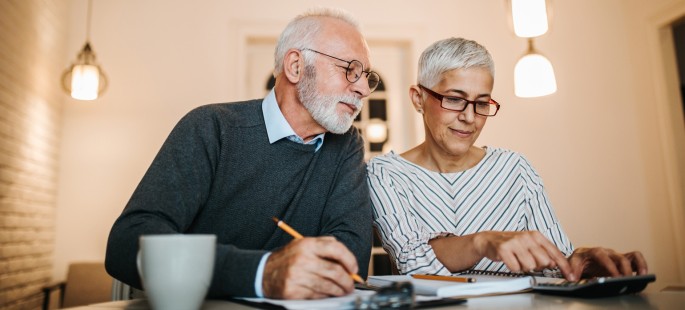 Ein Ehepaar sitzt zusammen über dem Pflegegrad-Widerspruch.